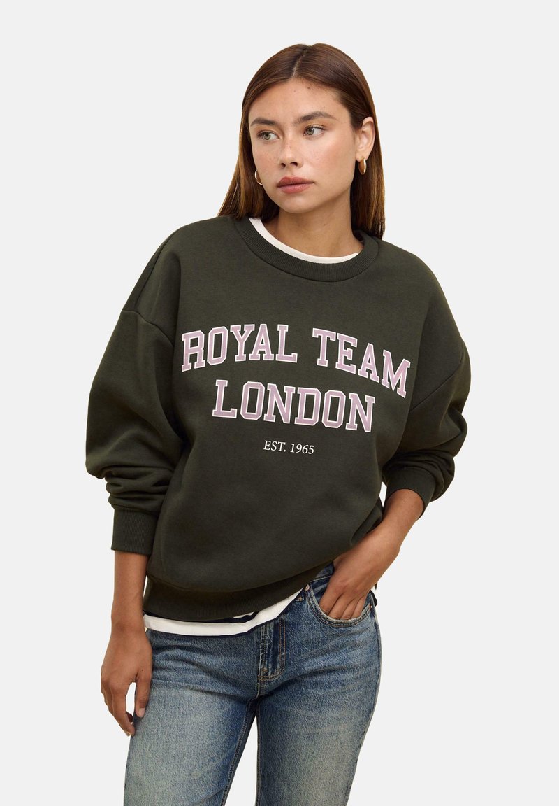 Felpa verde scuro con la scritta "ROYAL TEAM LONDON EST. 1965" in lettere rosa. Realizzata in tessuto morbido, ha una vestibilità comoda e polsini a coste.