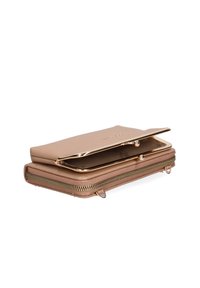 Portafoglio in pelle marrone chiaro con chiusura a zip, accessori in oro e superficie texturizzata. Aperto, rivela un ampio interno.