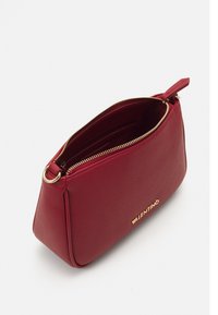 Czerwona skórzana kosmetyczka o gładkiej teksturze, złotym suwaku i zaokrąglonym kształcie. Posiada wytłoczone logo z przodu.