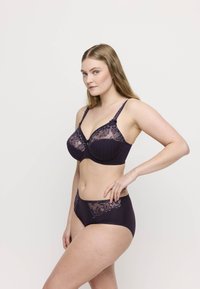 Donkerpaarse lingerieset met een beha met kant bovenkant, onder draad, en bijpassende hoge taille slips met kantaccenten en een gladde textuur.