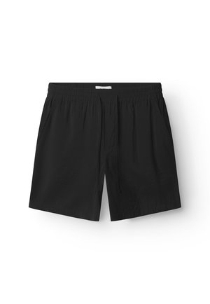Schwarze Shorts mit elastischem Bund, seitlichen Taschen und einem Kordelzug vorne, dargestellt vor weißem Hintergrund.