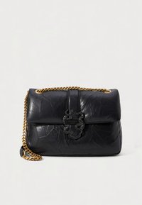 Μαύρη δερμάτινη τσάντα με ζαρωτή υφή, λουράκι αλυσίδας και εμφανές στριφτό διακοσμητικό μπροστά. Οριζόντιο καπάκι.