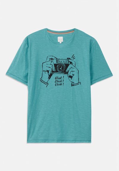 Turquoise t-shirt met korte mouwen met een zwart grafisch ontwerp van handen die een camera vasthouden, met de tekst "Klik! Klik! Klik!", gemaakt van lichtgewicht stof.