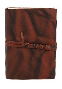 Hnědý kožený zápisník s texturovaným povrchem, svázaný spleteným koženým páskem. Zavřený, s jednoduchým designem a bez viditelných ozdob.