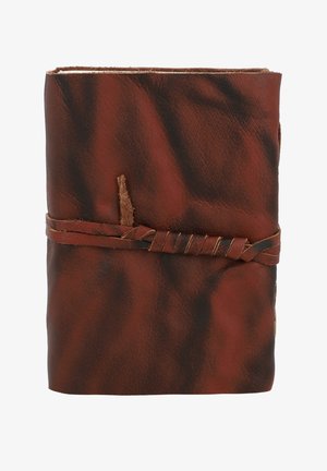 Hnědý kožený zápisník s texturovaným povrchem, svázaný spleteným koženým páskem. Zavřený, s jednoduchým designem a bez viditelných ozdob.