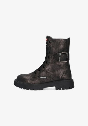Bottes de combat en paillettes noires avec un design à lacets, semelle en caoutchouc robuste, accent à boucle et logo sur le côté.
