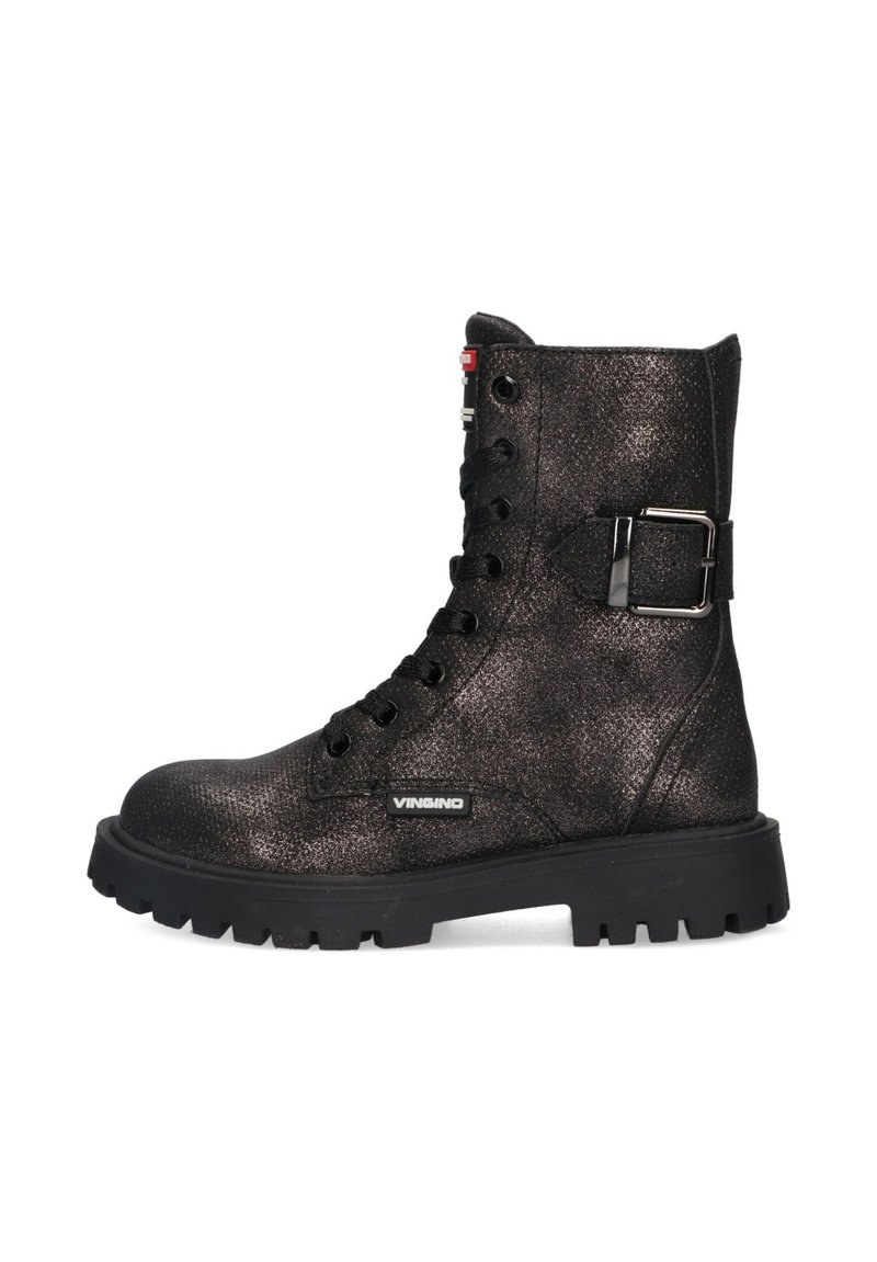 Botas de combate negras con purpurina que presentan un diseño de cordones, suela de goma resistente, acento de hebilla y un logotipo en el costado.