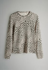 Długi rękaw top wykonany z lekkiej, prążkowanej tkaniny z czarnym nadrukiem w panterkę na beżowym tle. Klasyczny krój z okrągłym dekoltem.