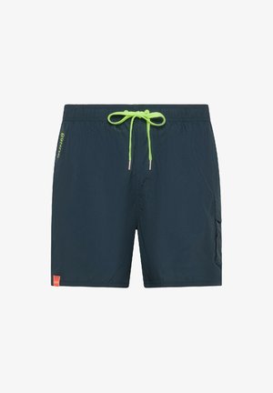 Shorts da bagno blu navy con vita elasticizzata e cordino verde. Presentano una tasca laterale, dettagli in logo verde brillante e un'etichetta rossa.