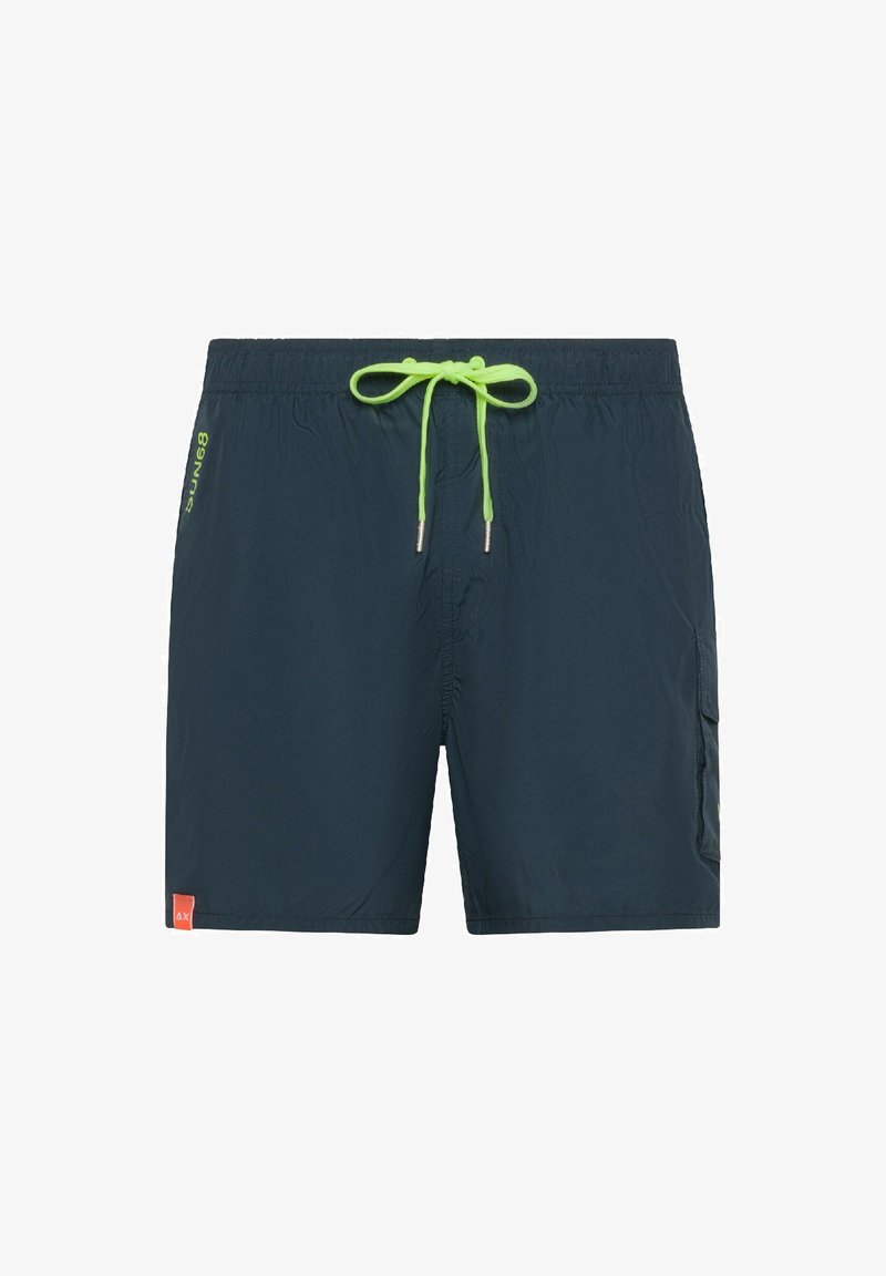 Shorts da bagno blu navy con vita elasticizzata e cordino verde. Presentano una tasca laterale, dettagli in logo verde brillante e un'etichetta rossa.