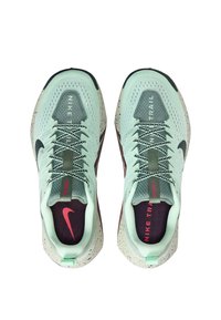 Biegowe buty trailowe Nike w miętowej zieleni z szarymi detalami, z teksturowaną siateczką, nakrapianą podeszwą oraz czarnym i różowym logo.