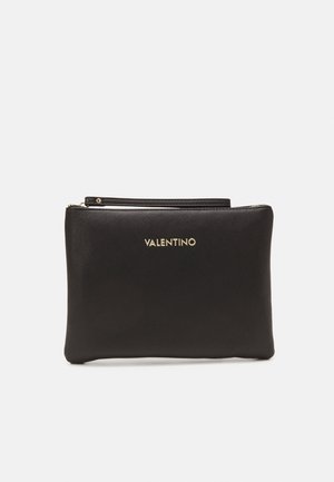 Pochette Valentino en cuir noir avec fermeture éclair dorée et bandoulière, arborant un logo Valentino doré centré sur le devant.