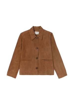 Veste en suede marron avec un col chemise, fermeture à boutons sur le devant, deux poches avant et manches longues. Texture lisse avec un design minimaliste.