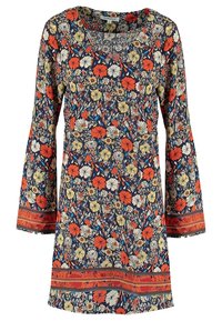 Robe à motif floral avec de longues manches évasées, un décolleté carré, sur une base bleu marine avec des fleurs rouges, jaunes et oranges, et des bordures décoratives.