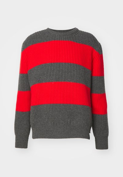 Geribbelde trui met rode en grijze horizontale strepen. Klassiek ontwerp met ronde hals, lange mouwen en gebreide textuur.