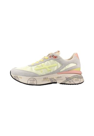 Zapatilla deportiva amarillo claro y gris con detalles en rosa pastel y amarillo, suela de marca y malla con superposiciones de ante, vista lateral sobre fondo blanco.