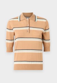 Polo en tricot beige à manches courtes, présentant des rayures horizontales multicolores en bleu clair, crème et marine. Patte de boutonnage à trois boutons.