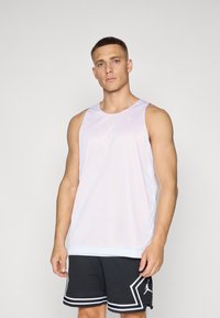 Hvit mesh tanktop med rund hals og ermeløs design, kombinert med svarte shorts med hvite striper og logo-detalj.
