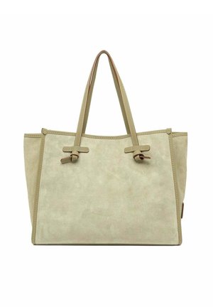 Sac cabas en daim beige avec double bandoulière et bords cousus, forme rectangulaire et panneaux latéraux s'étendant vers l'extérieur.