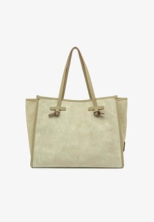 Sac cabas en daim beige avec double bandoulière et bords cousus, forme rectangulaire et panneaux latéraux s'étendant vers l'extérieur.