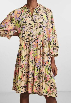 YAS Robe chemise - sand