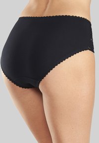 Hooggeknipte zwarte onderbroek van soepel materiaal, voorzien van een golvende kantafwerking aan de zijkanten voor extra detail.