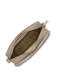 Pochette in pelle beige con finitura liscia, dotata di una cerniera argentata e rivestimento testurizzato. L'interno include un singolo scomparto per lo stoccaggio.