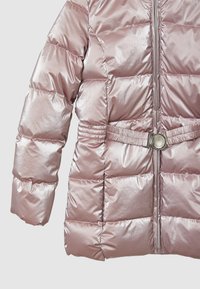 Giacca trapuntata e voluminoso in un materiale leggermente lucido di colore rosa chiaro, dotata di chiusura con zip, vita elasticizzata con cintura e polsini arricciati.