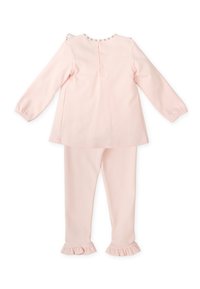 Top de manga larga rosa y pantalones a juego. El top cuenta con cierre de botones, detalle de volantes en el hombro y tela texturizada. Los pantalones tienen puños con volantes.