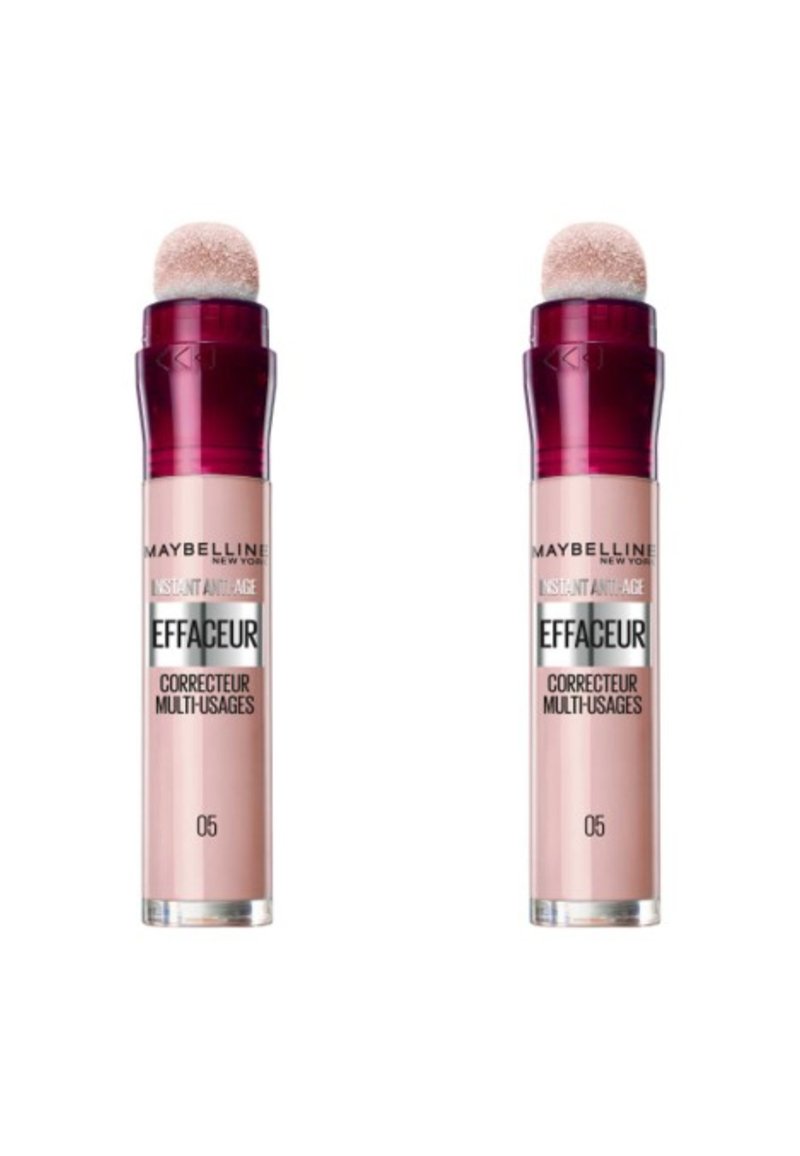Deux correcteurs Maybelline Instant Anti-Age, présentant un tube rose avec un embout en éponge arrondi, un capuchon bordeaux et une étiquette en texte argenté.