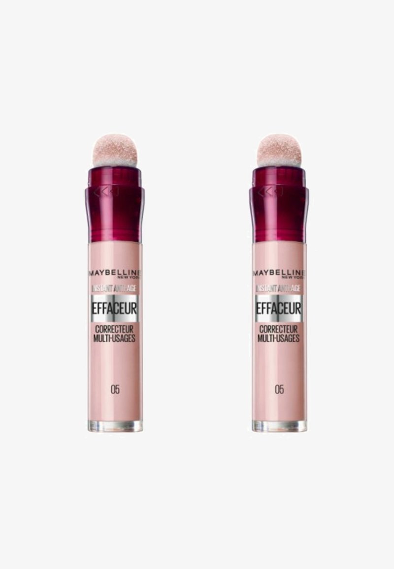 Deux correcteurs Maybelline Instant Anti-Age, présentant un tube rose avec un embout en éponge arrondi, un capuchon bordeaux et une étiquette en texte argenté.