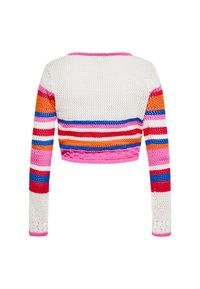 Nerta trumpas megztinis su ilgomis rankovėmis, puoštas daugiaspalvėmis juostelėmis rožinės, raudonos, oranžinės ir mėlynos spalvų ant baltos fono.