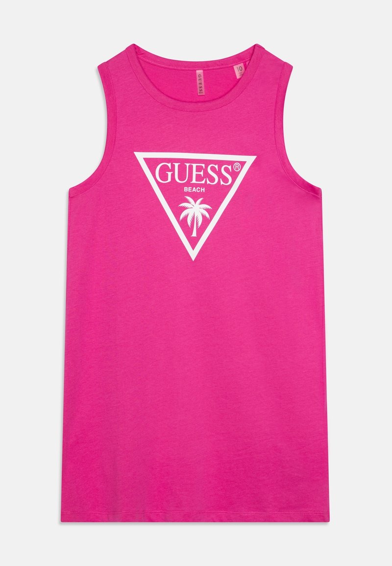Haut sans manches rose vif avec logo blanc "GUESS BEACH" et graphique de palmier à l'intérieur d'un triangle inversé sur le devant.