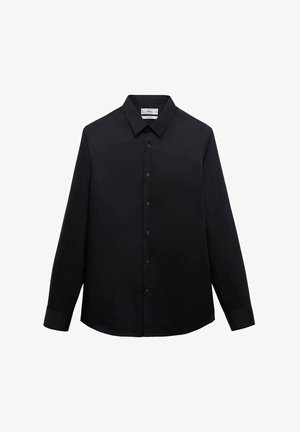 Černá košile s dlouhým rukávem, která má klasický límec, zapínání na knoflíky a hladký, lehký materiál. Žádné viditelné vzory ani akcenty.