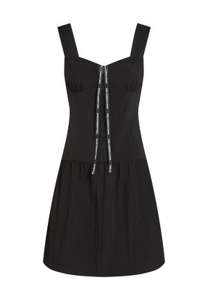 Robe noire sans manches avec encolure carrée, boutons à l'avant et cordon de serrage de marque au niveau de la poitrine, corsage ajusté et jupe évasée.
