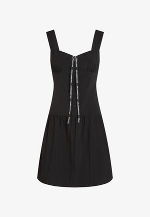 Melna piedurkņu kleita ar kvadrātveida izgriezumu, priekšējām pogām un zīmolotu auklu krūšu daļā, pieguļošu korseti un uzplīsušu svārku daļu.