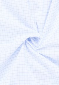 Weißer Stoff mit einem hellblauen Gittermuster, der eine glatte Textur und einen sanften Fall aufweist, gefaltet, um das Design und das Material zu präsentieren.