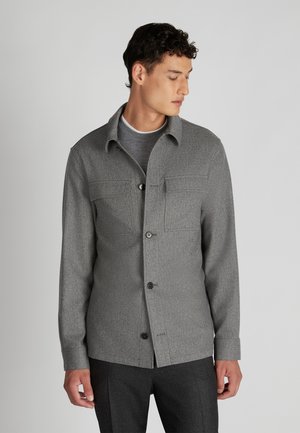 Camisa chaqueta de mezcla de lana gris con cuello tipo camisa, cierre frontal de botones, dos bolsillos en el pecho y un acabado texturizado.