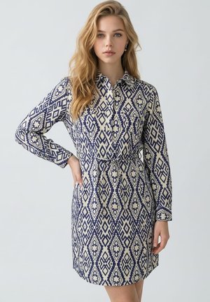 Outfitters Nation, VESTIDO VAQUERO ESTAMPADO ÉTNICO CON CINTURA AJUSTABLE - Vestido vaquero - azul