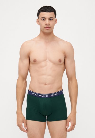 Zöld pamut boxer alsónadrág sötétkék derékkal, amelyen a "POLO RALPH LAUREN" logó látható. Simaság jellemzi, testhezálló fazon, combközép hosszúság.