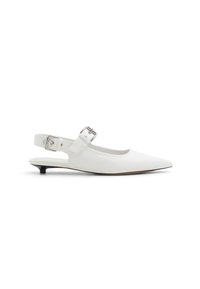 Vita läder slingback-sko med spetsig tå, minimalistisk design, ankelrem med en silverfärgad spänne och en låg kitten-häl.