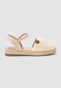 Sandal de tela trenzada beige con punta ligeramente puntiaguda, correa ajustable en el tobillo y suela de cuña de yute. Presenta un pequeño acento de cuero.