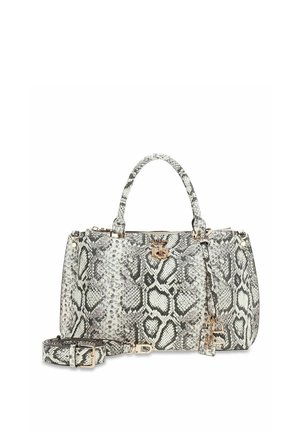 Borsa con motivo in pelle di serpente grigia e nera, ferrature dorate, manici superiori e tracolla rimovibile posta accanto su sfondo bianco.