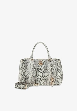 Borsa con motivo in pelle di serpente grigia e nera, ferrature dorate, manici superiori e tracolla rimovibile posta accanto su sfondo bianco.