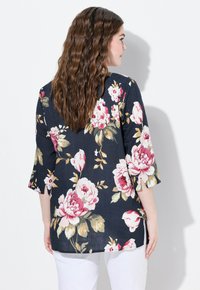 Ulla Popken FLORAL 3/4 SLEEVE SPLIT NECK  - Bluse - marine