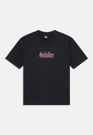 Camiseta negra de manga corta hecha de algodón. Presenta un logo gráfico en blanco y rosa en el frontal, con un cuello redondo.