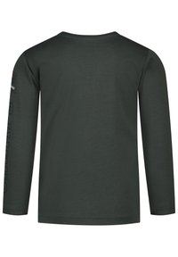 Donkergroen langemouw t-shirt van zachte katoen. Voorzien van een geribbelde ronde hals en zwart bedrukte tekst langs de linkermouw.