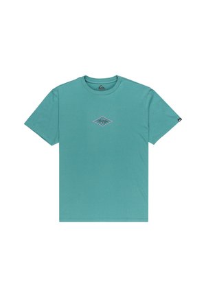 Tyrkysové tričko s krátkym rukávom a okrúhlym výstrihom, so malým diamantovým logom umiestneným na strede hrude a malou logom nášivkou na ľavom rukáve.