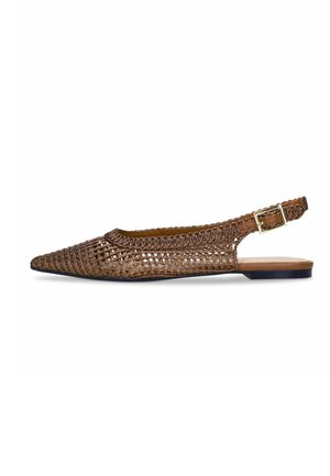 Bruine geweven slingback platte schoen met puntige neus, gouden gesp en lage zwarte hak.