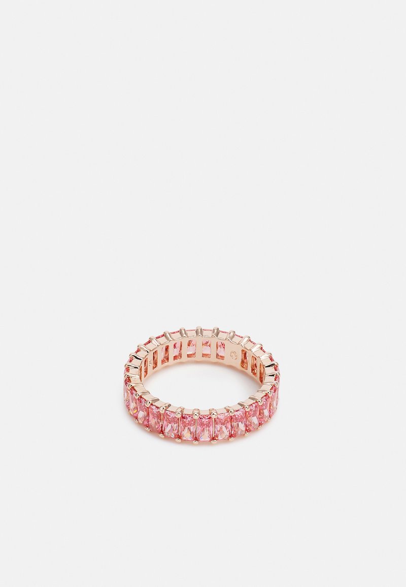 Anel com pedra preciosa rosa, em ouro rosa, apresentando uma fileira contínua de pedras alongadas com um acabamento suave e polido e uma configuração segura em metal.